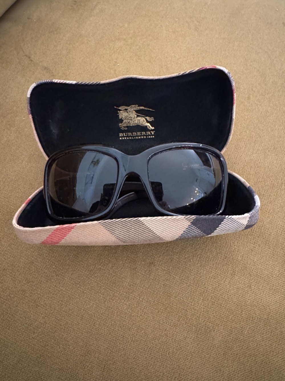 Authentic Burberry Women’s Black BrOversized Sunglasses with Patterned Hard Case